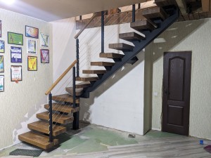 Установка лестницы Соло с 80мм дубовыми ступенями и тросовым ограждением в Бобруйск Установка лестницы Соло с дубовыми ступенями и тросовым ограждением в Бобруйск